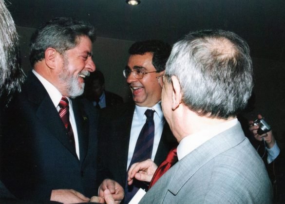 Luiz Inácio Lula da Silva, nascido Luiz Inácio da Silva e mais conhecido como Lula, é um político, ex-sindicalista e ex-metalúrgico brasileiro, o 35º presidente do Brasil entre 2003 e 2011. 