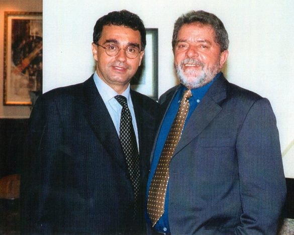Luiz Inácio Lula da Silva, nascido Luiz Inácio da Silva e mais conhecido como Lula, é um político, ex-sindicalista e ex-metalúrgico brasileiro, o 35º presidente do Brasil entre 2003 e 2011. 